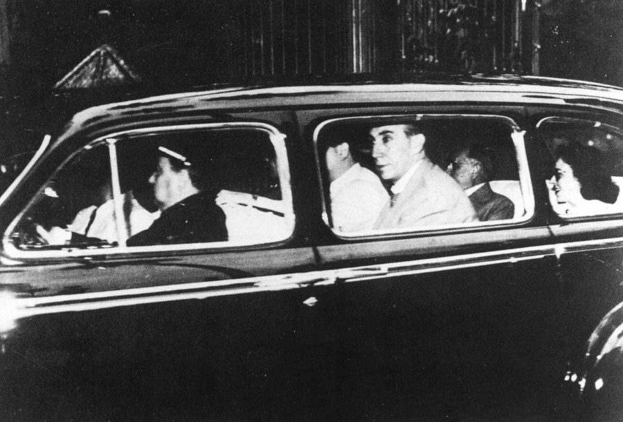 Getúlio, deposto, deixa o palácio do Catete