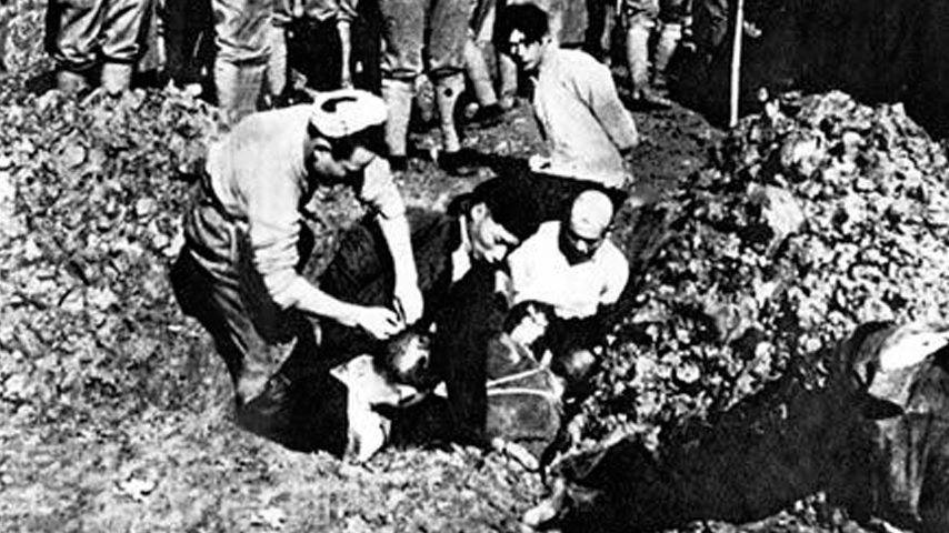 Chineses sendo executados por soldados japoneses